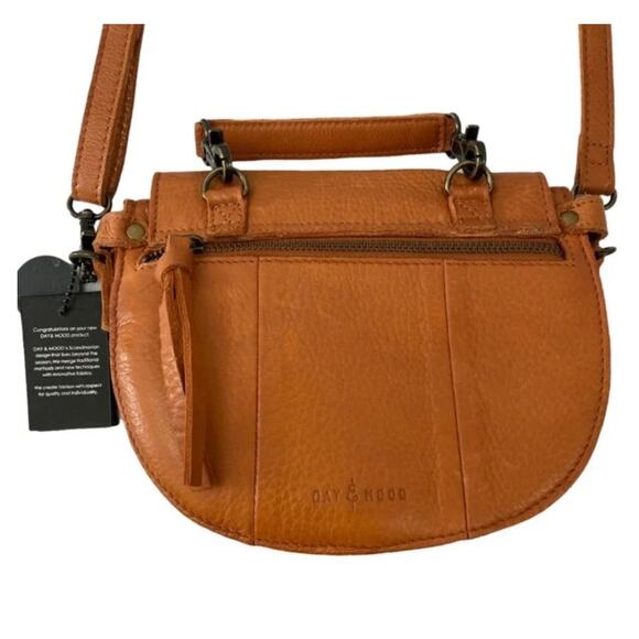 NWT DAY & MOOD Tan Cognac Leather Leaf Inlay Small Round Crossbody Bag Purse - Picture 4 of 10